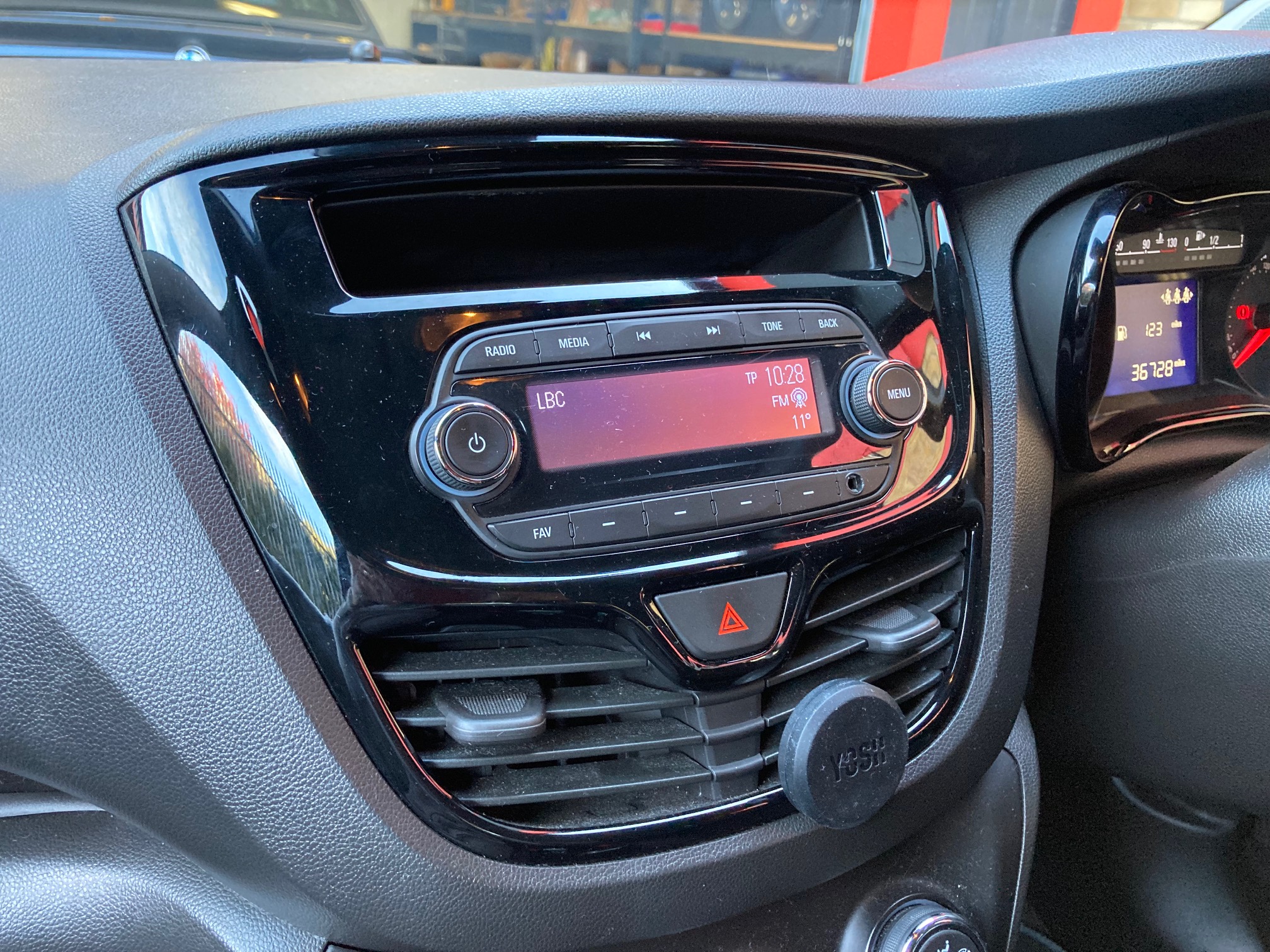 Vauxhall Viva 2015-2019 DAB / Bluetooth / Weblink / USB / Upgrade kit (Supplied and Fitted)