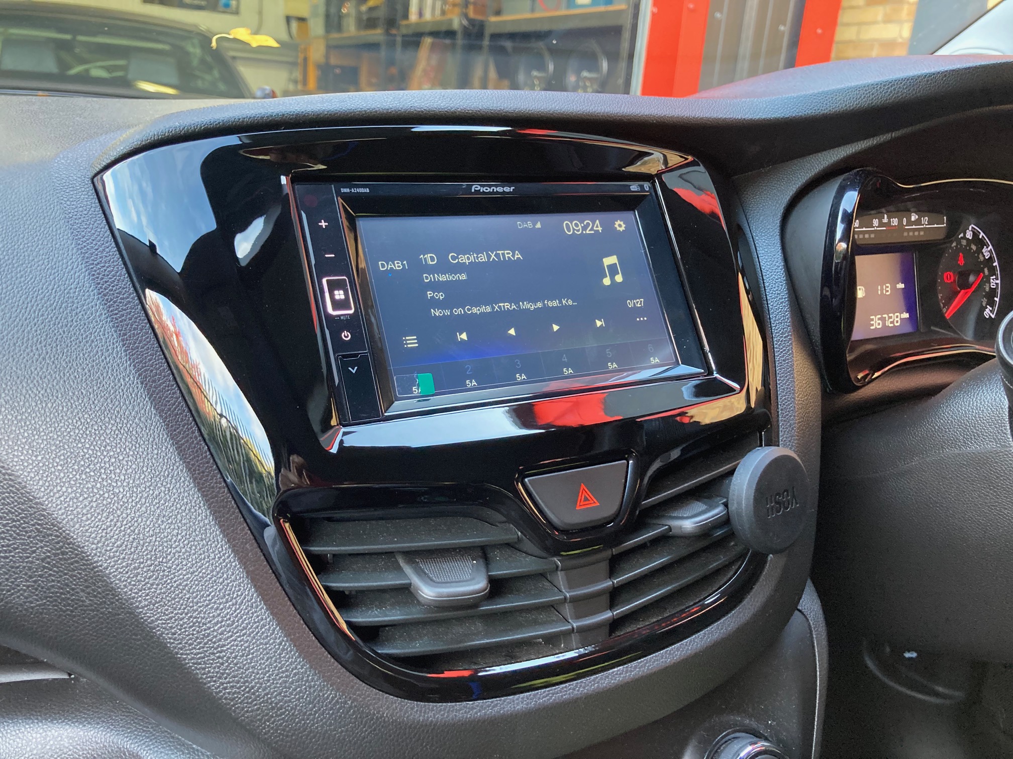 Vauxhall Viva 2015-2019 DAB / Bluetooth / Weblink / USB / Upgrade kit (Supplied and Fitted)