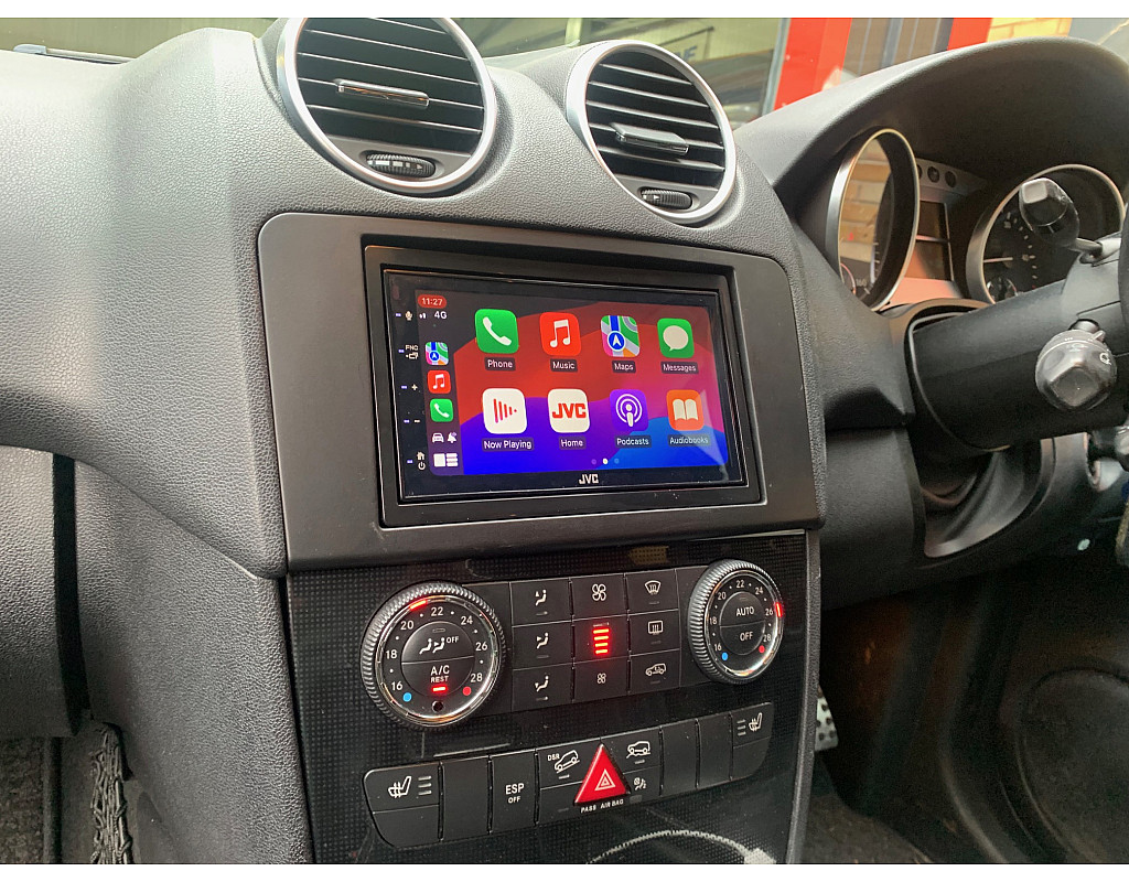 KW-M560BT + FKIT-MERCEDES-09
